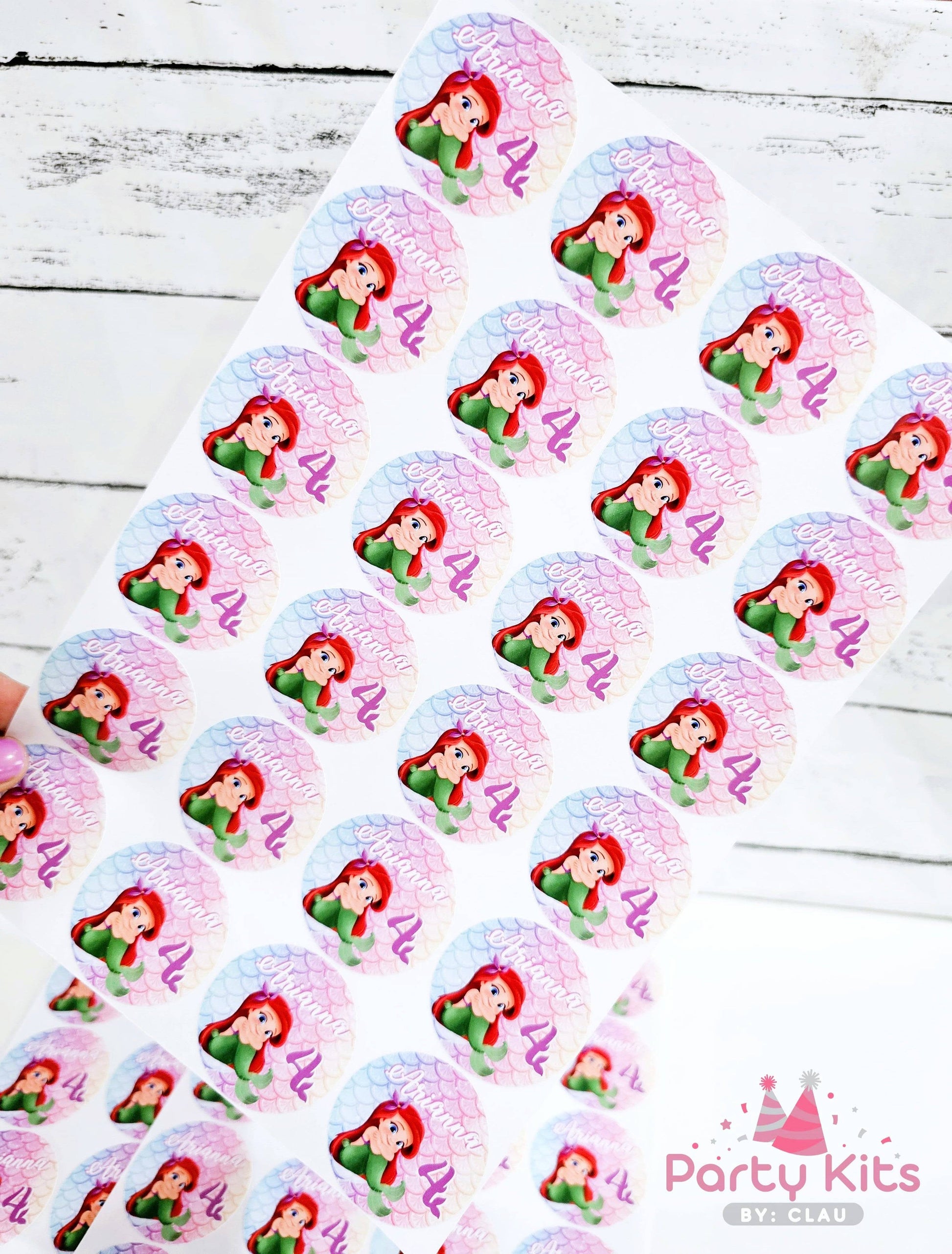Stickers redondos con diseño de sirena para Kit Básicos para celebrar tu Cumpleaños. Incluye 72 piezas ideales para decorar cajitas para dulces.